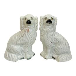 585 - PAREJA DE FIGURAS DE LOZA STAFFORDSHIRE DE MEDIADOS S. XX