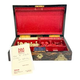 938 - CAJA CON JUEGO DE AJEDREZ