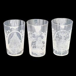 60 - TRES VASOS DE CRISTAL GRABADO DEL S.XIX