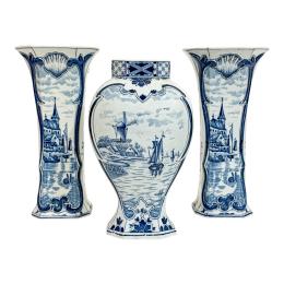 565 - TRES JARRONES EN PORCELANA DE DELFT DE MEDIADOS DE S. XX
