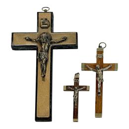 777 - TRES CRUCIFIJOS EN PLATA DEL PRIMER TERCIO DEL S.XX
