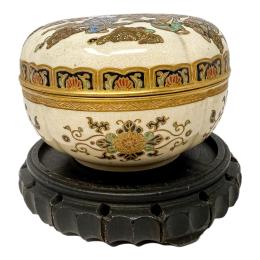 540 - CAJA EN PORCELANA JAPONESA DEL SEGUNDO CUARTO DEL S.XX