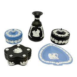 551 - CINCO PIEZAS EN PORCELANA WEGDWOOD ÚLTIMO TERCIO S.XX