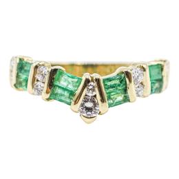 43 - ANILLO CON ESMERALDAS Y BRILLANTES