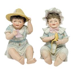 584 - PAREJA DE FIGURAS DE BISCUIT DE PRIMER CUARTO S. XX