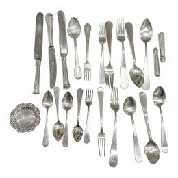 861 - LOTE VARIADO DE CUBIERTOS DE PLATA DEL PRIMER TERCIO S. XX