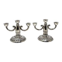 869 - PAREJA DE CANDELABROS DE PLATA DE LOS AÑOS 30