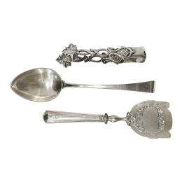 892 - TRES CUBIERTOS DE SERVIR EN PLATA DEL PRIMER TERCIO S.XX