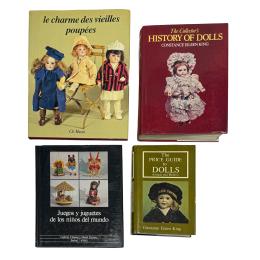 485 - CUATRO LIBROS SOBRE MUÑECAS