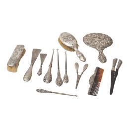1067 - JUEGO DE TOCADOR INGLÉS DE PLATA S. XIX