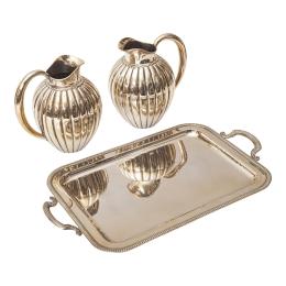 1098 - PAREJA DE JARRAS Y BANDEJA DE PLATA DE MEDIADOS DE SIGLO XX
