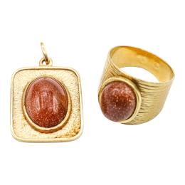 153 - COLGANTE Y ANILLO CON AVENTURINA ORO, DE LOS AÑOS 60