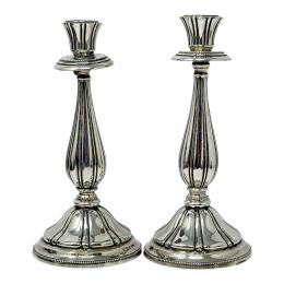 1093 - PAREJA DE CANDELEROS DE PLATA DE MEDIADOS DE SIGLO XX