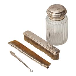 1029 - CONJUNTO DE PIEZAS DE TOCADOR DE MEDIADOS DE S. XX