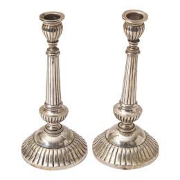 1092 - PAREJA DE CANDELEROS DE PLATA DE MEDIADOS DE S. XX