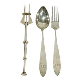 1145 - TRES CUBIERTOS DE PLATA DE MEDIADOS DE S. XX