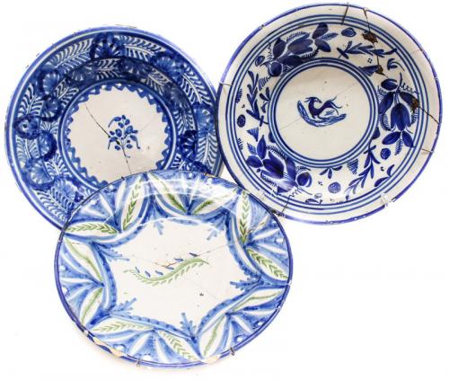 TRES PLATOS EN CERÁMICA DE MANISES S.XIX