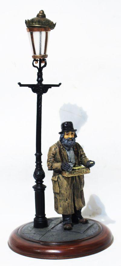 FIGURA DE COLECCIÓN INGLESA "VENDEDOR DE CERILLAS"