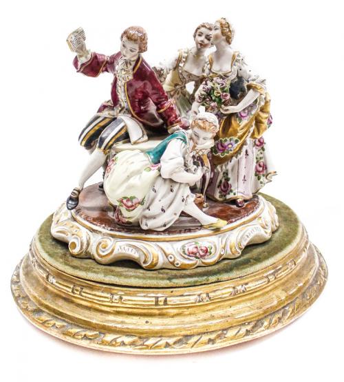 GRUPO EN PORCELANA "FIGURAS EN TORNO A LA MESA"