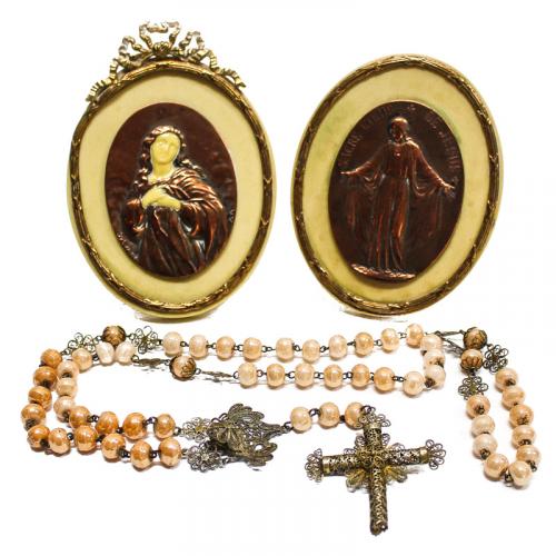 DOS PLACAS RELIGIOSAS Y ROSARIO. CIRCA 1900