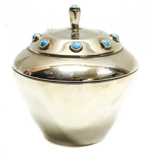 BOMBONERA EN PLATA CON TURQUESAS EN CABUJÓN