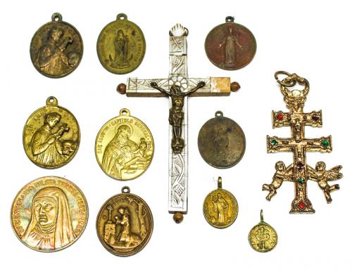 LOTE DE DIEZ MEDALLAS Y CRUZ DE JERUSALÉN EN NÁCAR
