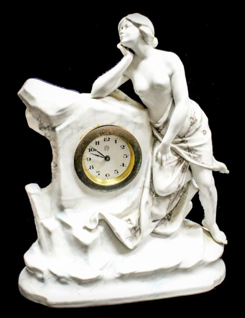 RELOJ CON CAJA EN PORCELANA. AÑOS 30-40
