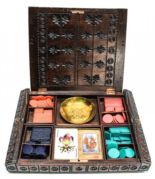 CAJA CON JUEGO DE MESA Y NAIPES. PRIMER TERCIO DEL SIGLO XX