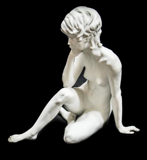 FIGURA EN BISCUIT KAISER "MUCHACHA SENTADA"