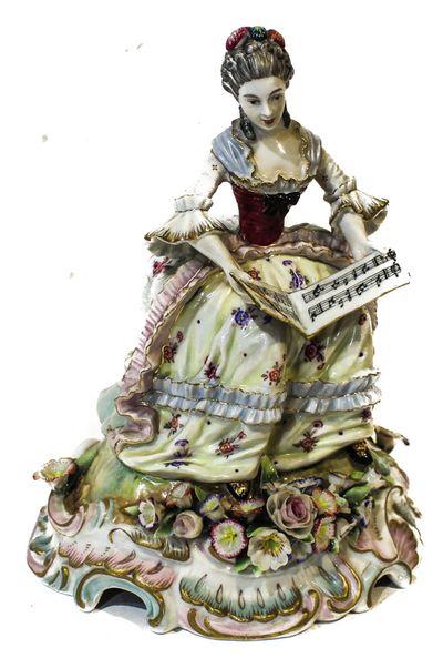 FIGURA EN PORCELANA "CANTANTE"