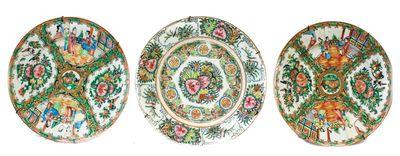 TRES PLATOS EN PORCELANA DE CANTÓN