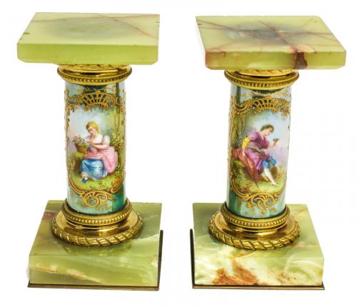 PAREJA DE COLUMNAS DECORATIVAS EN ÓNICE Y PORCELANA