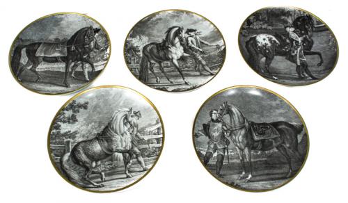 CINCO PLATOS DECORATIVOS EN PORCELANA