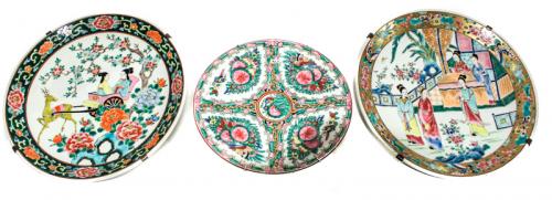 TRES PLATOS EN PORCELANA ORIENTAL