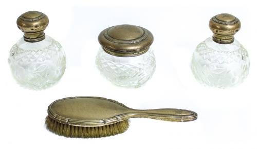 CUATRO PIEZAS DE TOCADOR DE PLATA Y CRISTAL