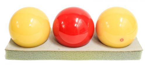 TRES BOLAS DE BILLAR