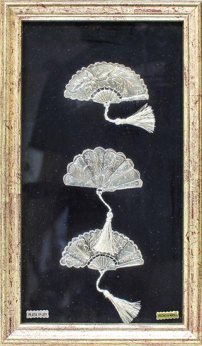 TRES PEQUEÑOS ABANICOS DECORATIVOS