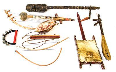COLECCIÓN DE SIETE INSTRUMENTOS MUSICALES