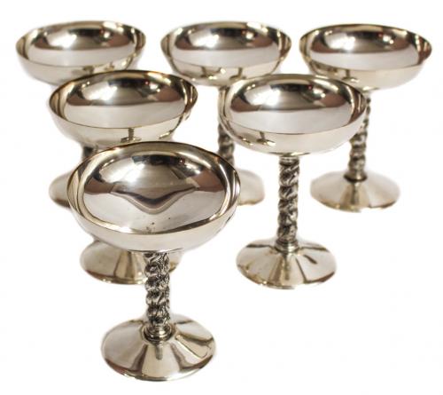 CONJUNTO DE SEIS COPAS EN METAL PLATEADO