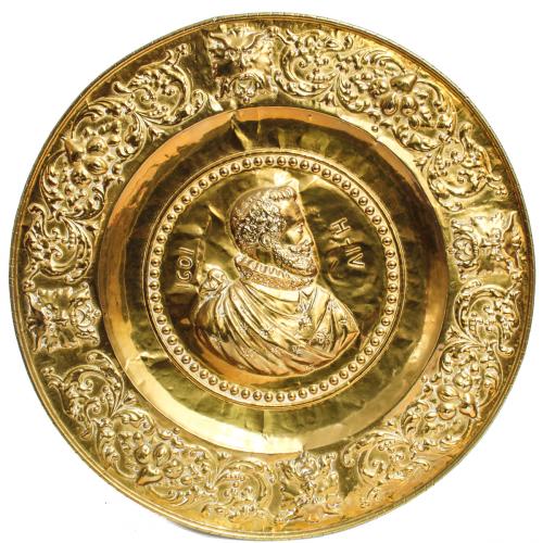 PLATO DECORATIVOS EN METAL DORADO