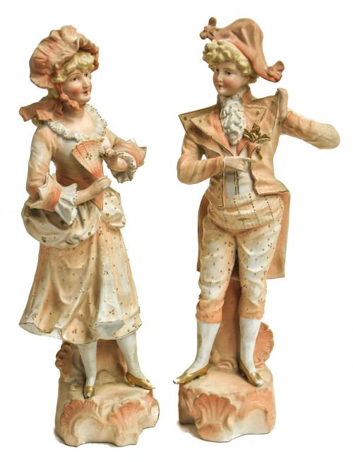 PAREJA DE FIGURAS EN BISCUIT PRIMER TERCIO DEL SIGLO XX