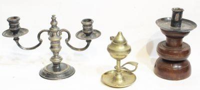 LOTE VARIADO DE CANDELABRO, PALMATORIA Y LUZ DE ACEITE