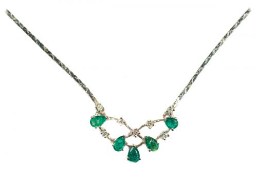 GARGANTILLA CON BRILLANTES Y ESMERALDAS