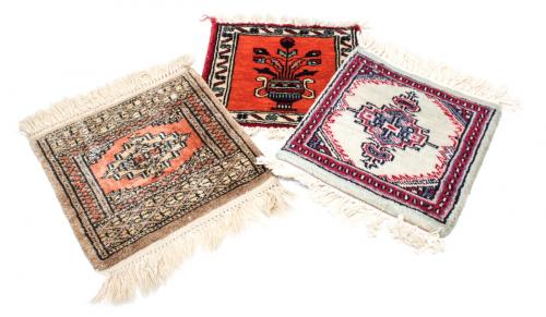 TRES PEQUEÑAS ALFOMBRAS ORIENTALES