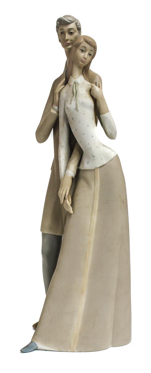 FIGURA EN PORCELANA "PAREJA"