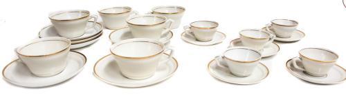 SEIS TAZAS DE TÉ Y CINCO DE CAFÉ
