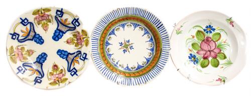 TRES PLATOS EN CERÁMICA VALENCIANA.
