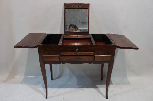 PEQUEÑA ESTANTERÍA MODERNISTA. CIRCA 1900