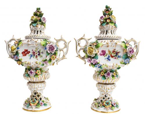 PAREJA DE JARRONES CON TAPA EN PORCELANA. PPS. S. XX