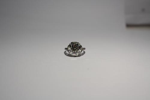 GRAN ANILLO SOLITARIO CON BRILLANTE